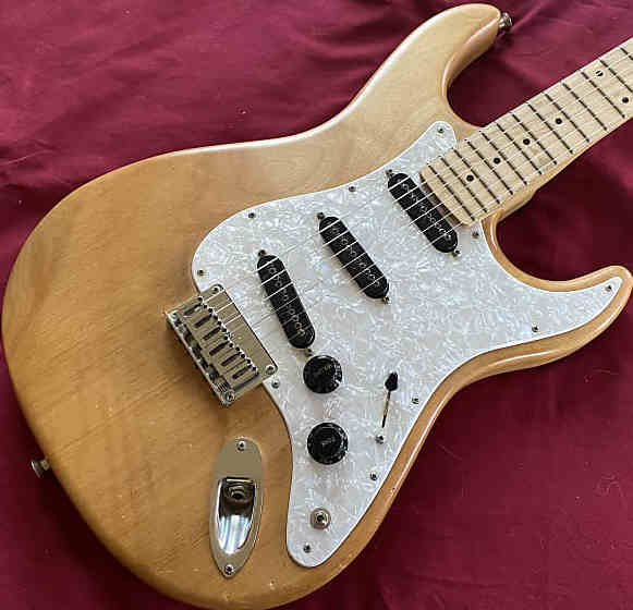 PG 821- 100: CARVIN BOLT SSS WHITE PEARL