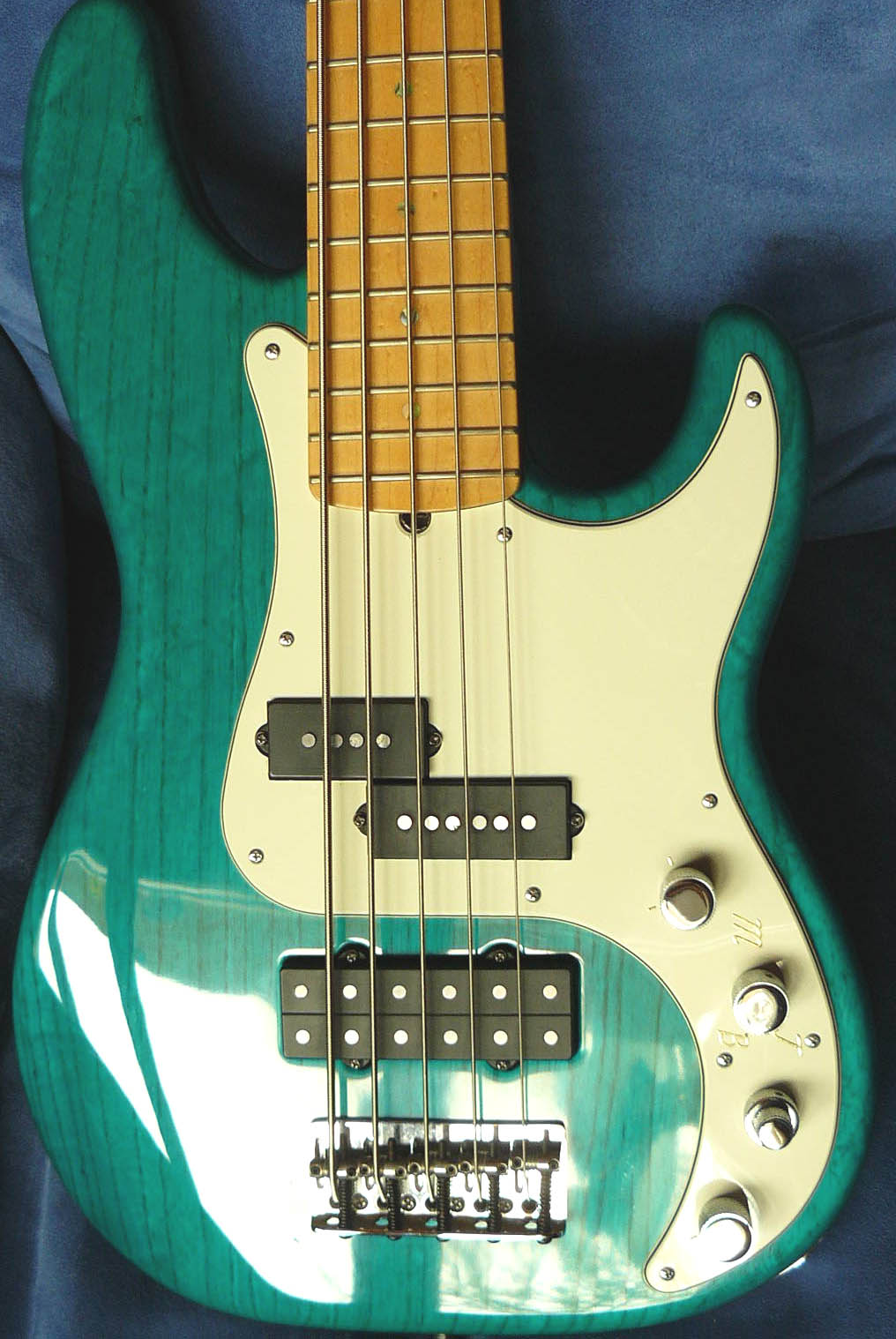 PG 1311 - 43: FENDER AMERICAN DELUXE PRECISION BASS 5 STRING, VINTAGE MINT 3-PLY